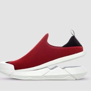 Muvez dual sole technology indoor outdoor women's shoes size 9 Red / White